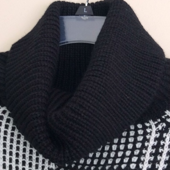 Beautiful brand new poncho - Picture 4 of 7